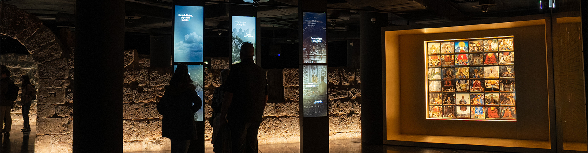 Espace immersif de la Salle des murs du XIVe siècle.