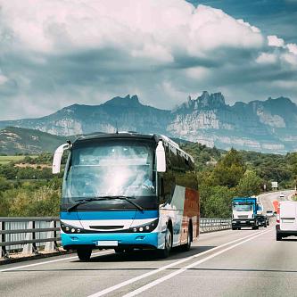 En bus: Autocars Julià : départ de la Plaça dels Països Catalans à Barcelone, à côté de la station de Sants.