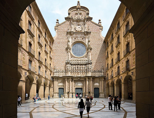 ACCÉS A LA BASÍLICA